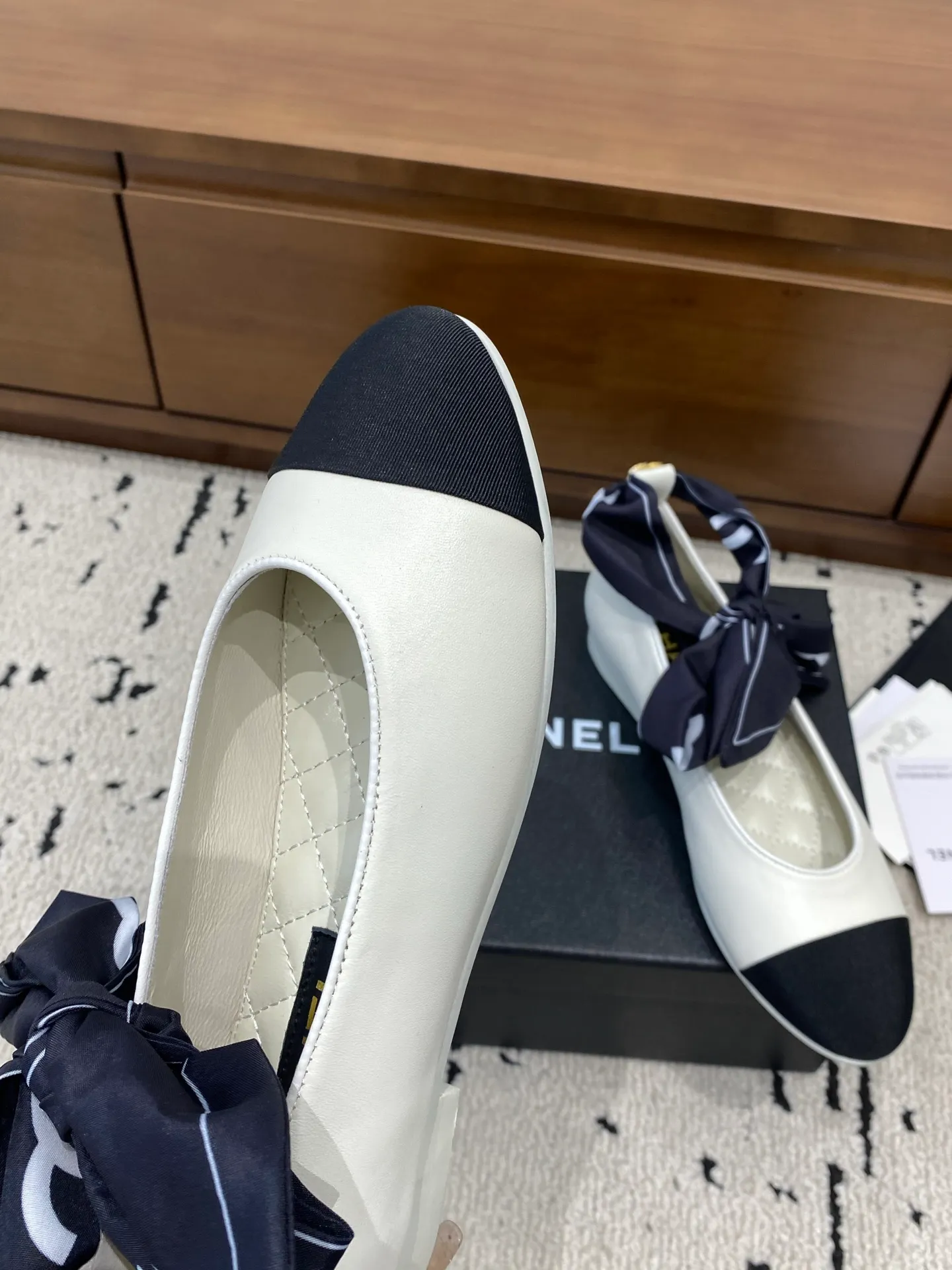 👟👟Ex-factory price 580👟👟 🍀CHANEL2026 early autumn new model, Mary Jane leather cover Chanel Xiaoxiang C home flat ribbon 🎀Comfortable ballet shoes Customized catwalk haute couture, simple yet sweet and playful Solid color fabric is refreshing and easy to wear Buckle design shoes are more heeling Upper: Customized sheepskin Inner foot pad: sheepskin Sole: Italian genuine leather sole Number of yards: 35-40 (customized 40 pieces are non-refundable)